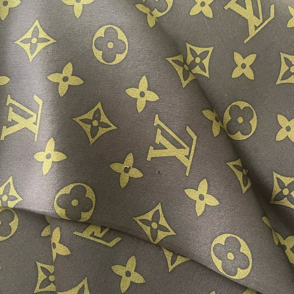 Display#1 Louis Vuitton Monogram Logo Animal Oversize Brown Gold Silk Wrap - Picture 16 of 16